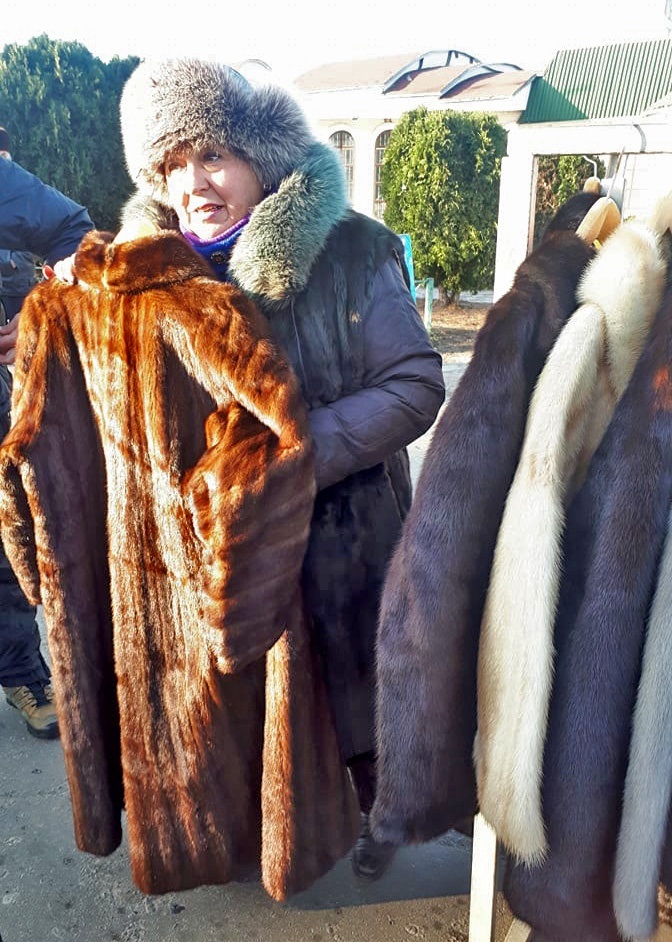 "Ці шуби теплі, якісні, привезені з Норвегії"