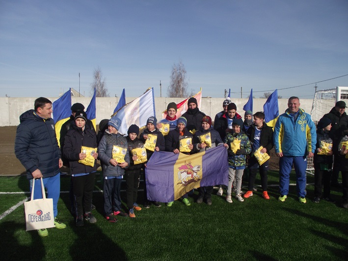 Юним футболістам подарували форму, а Сергію Тимофєєву – книгу