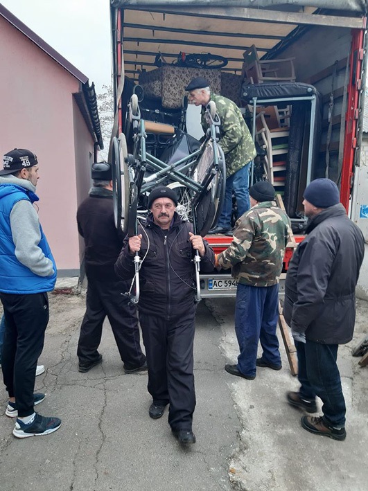 Працівники Центру розвантажують автомобіль із Німеччини