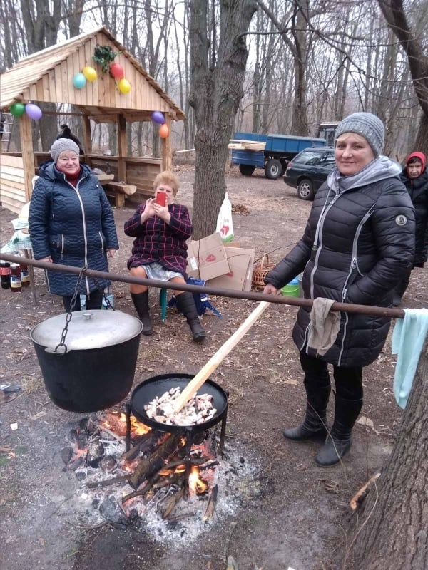 Працівниці сільської ради та будинку культури варять юшку