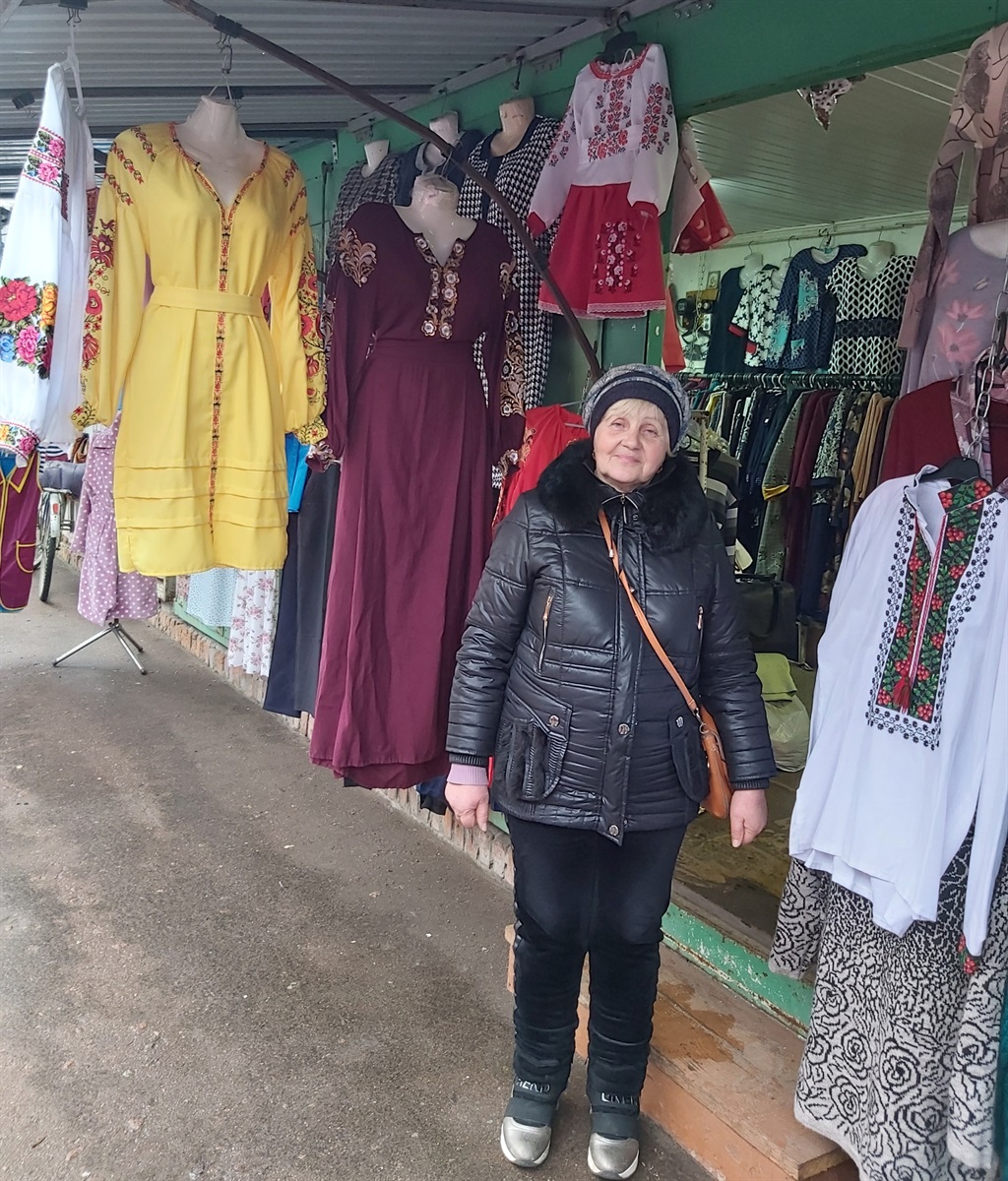 Лідія Шум продає вишиванки на "Даринку"