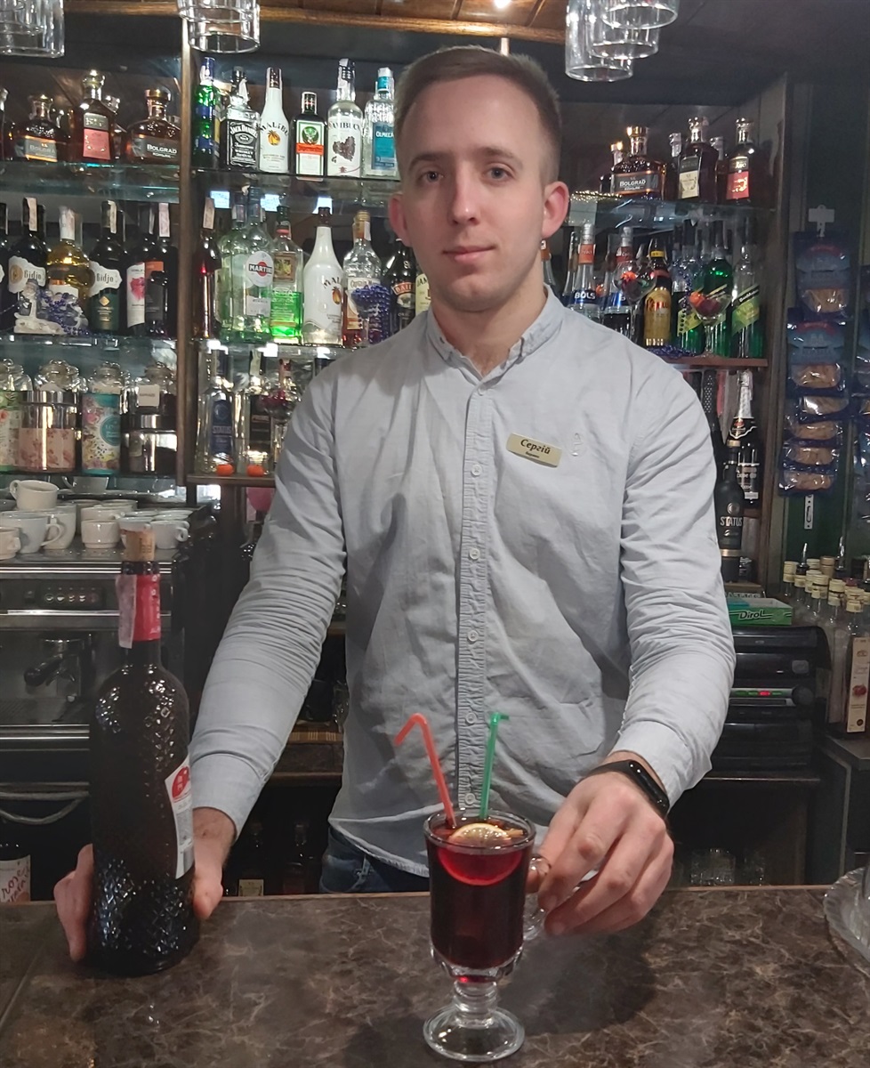 Сергій Осадчук у "Прем’єрі" приготував глінтвейн на основі вина "Мікадо"