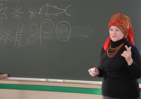 Майстер-клас з писанкарства проводить знана майстриня з села Ковалин Капіталіна Шевченко 