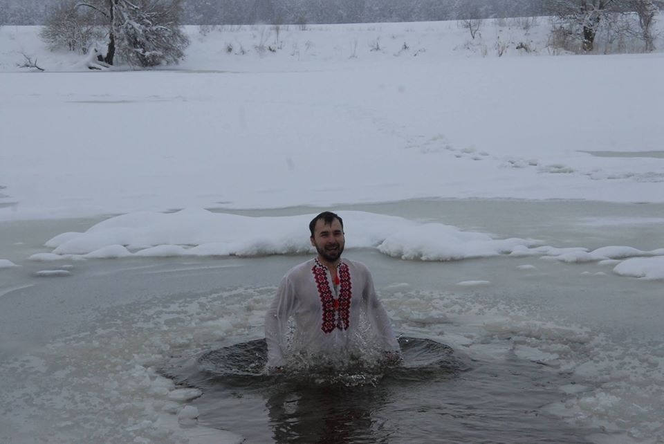 Дмитро Волошин приймає водохрещенську купіль у ставку в Дівичках. Січень 2019 року