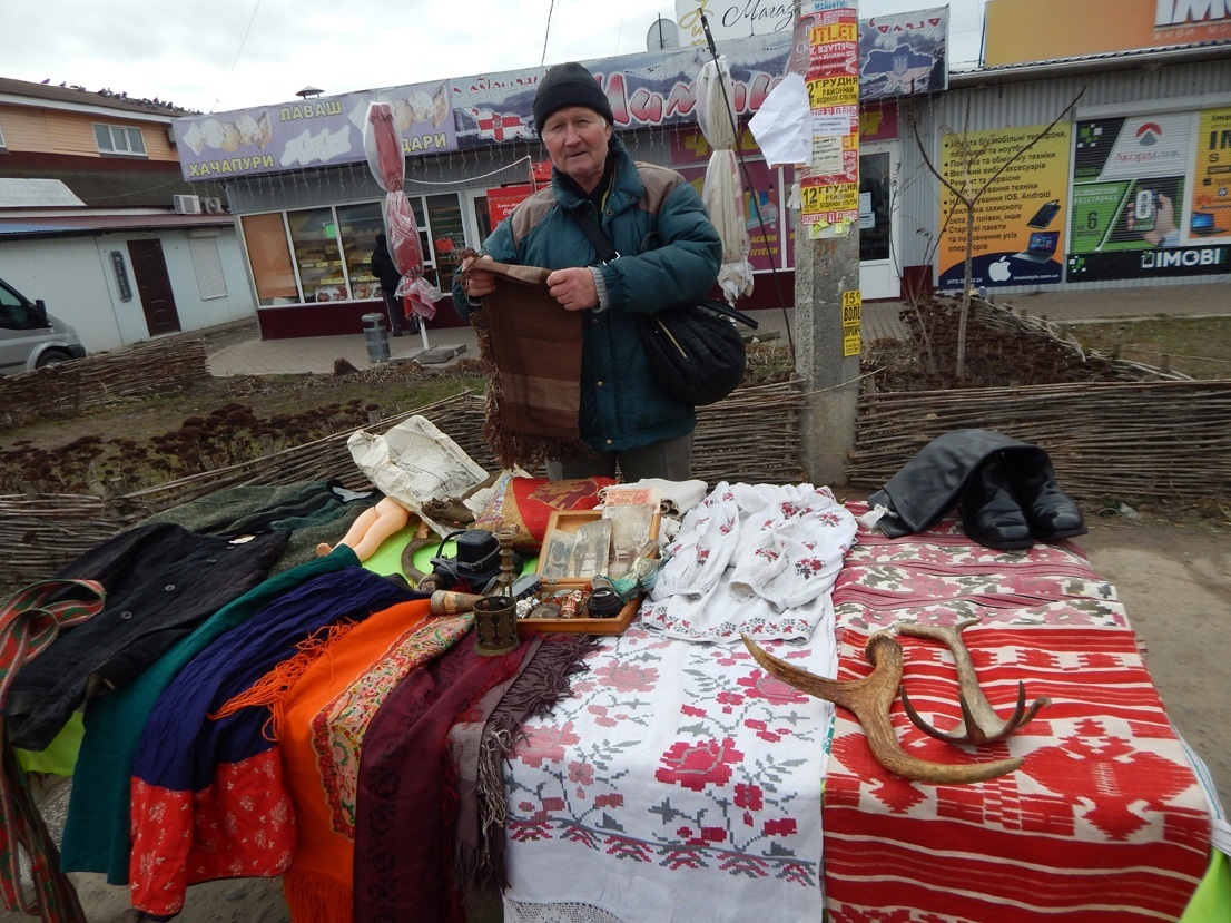 Петро Бака: "Скільки років бабусиній хустці, я не знаю, а ось виготовлена вона була в Росії"