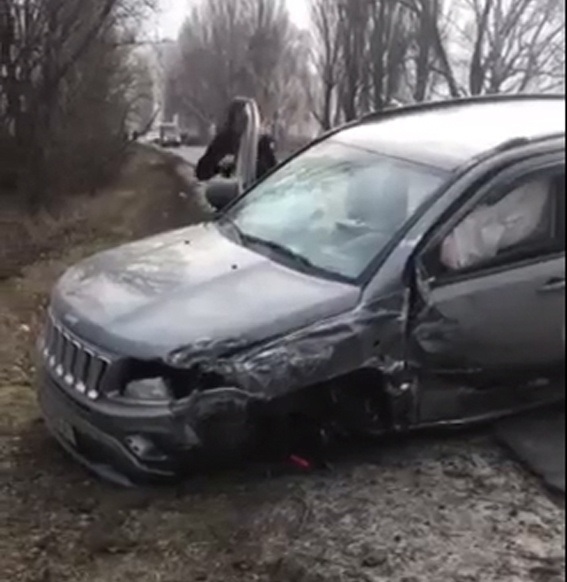 У кросовера від удару відлетіло колесо