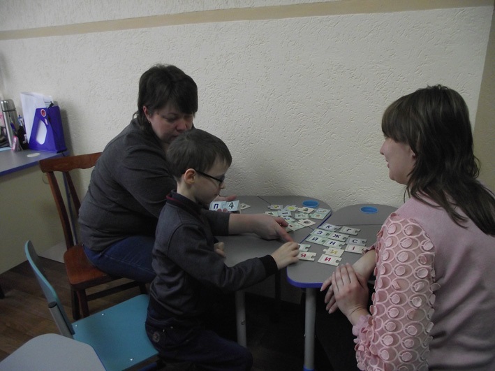 Яна Мусаєва з сином Кирилом на занятті у практичного психолога Віти Тарапон