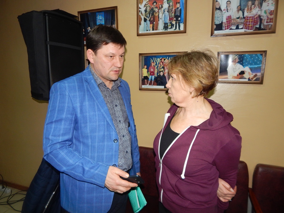 Тарас Костін спілкується із директором сьомої школи Галиною Кітаєвою