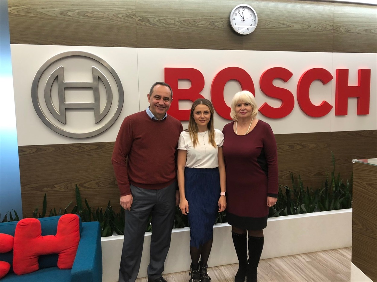 Раїса Голованова (праворуч) в офісі Bosch Україна