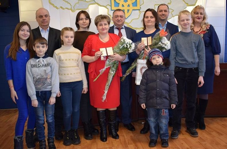 Людмилі Сафаровій та Ірині Кондратенко вручили посвідчення "Матерів-героїнь"