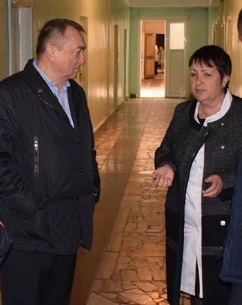 Лариса Кузьменчук з головою райради Петром Качкалдою обговорює потреби закладу 
