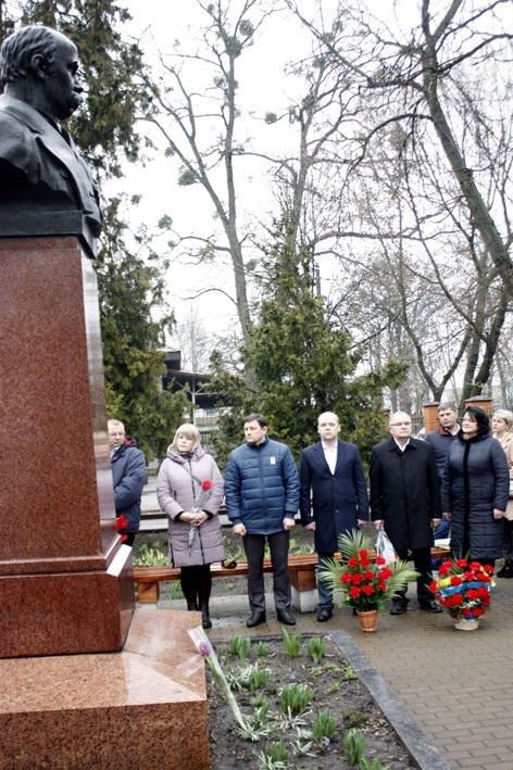 До Тараса Шевченка з квітами