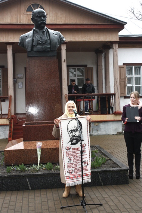 Виступає Ніна Лазенко