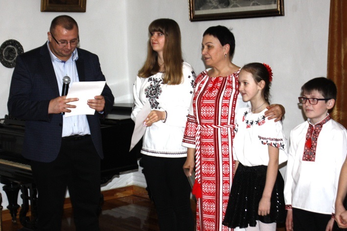 Подяки артистам вручає Олексій Лукашевич
