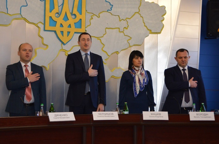 Сергій Дяченко, Олексій Чернишов, Олена Мацків (керівник апарату КОДА), Василь Володін у Переяславі виконують гімн у залі засідань районної ради 