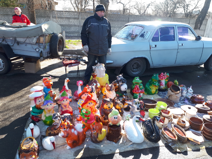 Біля садових скульптур стояла черга