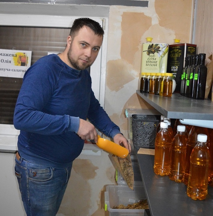 Олександр Качан виготовляє олії невеликими партіями, щоб вони завжди були свіжими