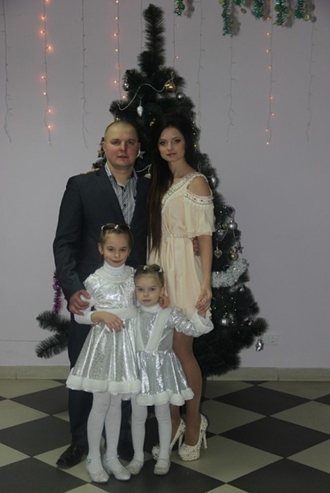 Олександр та Марина Мухи із доньками