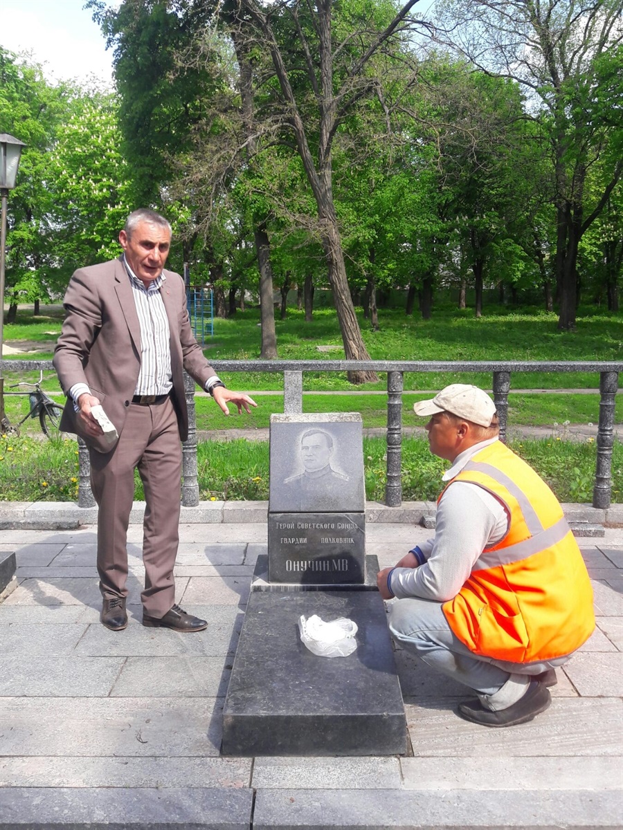 Микола Дорошенко (ліворуч): "Щоб камінь блищав, як новенький, його натирають мідним купоросом"