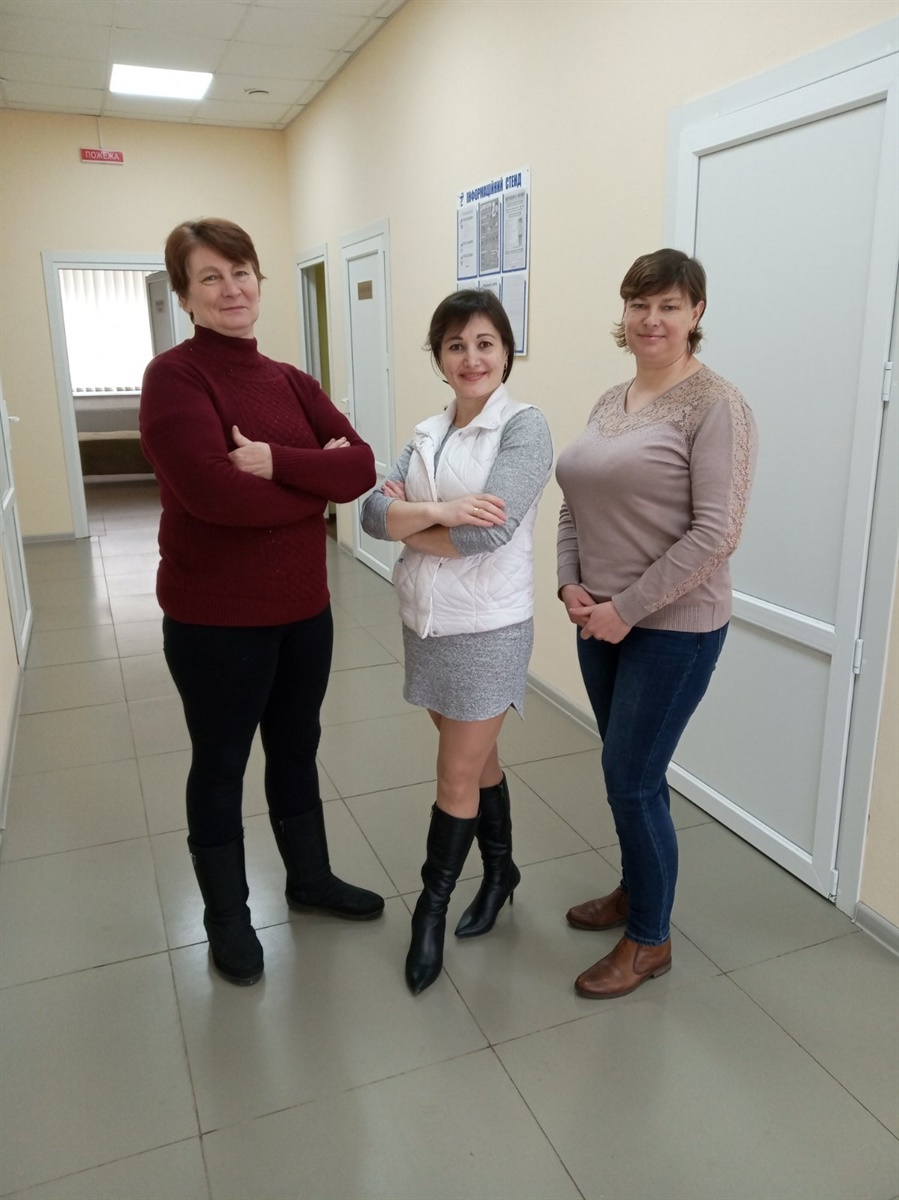 Марія Лаврова, Тетяна Боровик та Леся Коваленко допомагали в благоустрої території