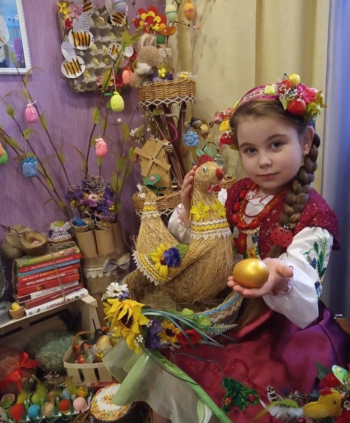 Марина Степаненко з доньками виготовила великодні декорації для дому