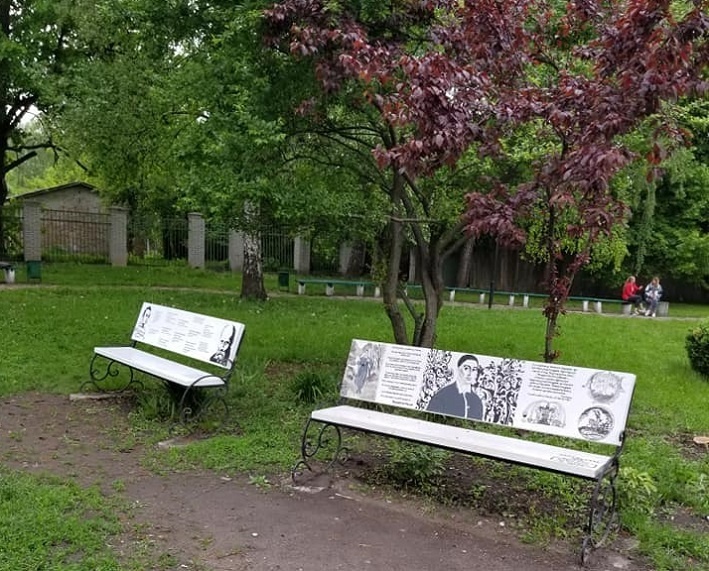 У сквері стоять дві арт-лавки, присвячені видатним особистостям