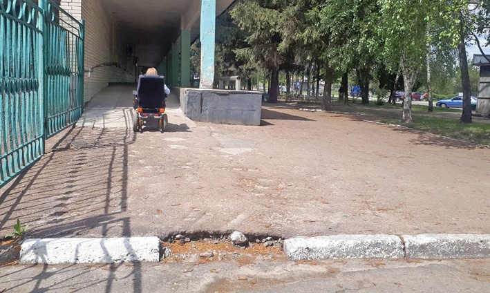 З боку вокзалу проїзд заблокований високими бордюрами 