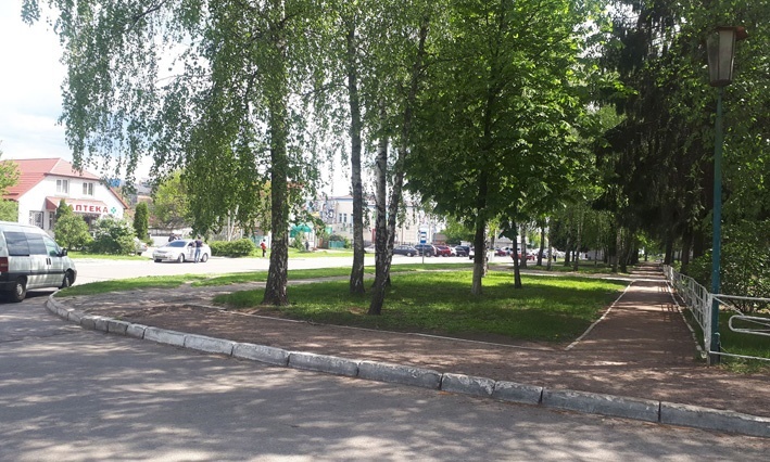 До пішохідного переходу не дістатися через високі бордюри