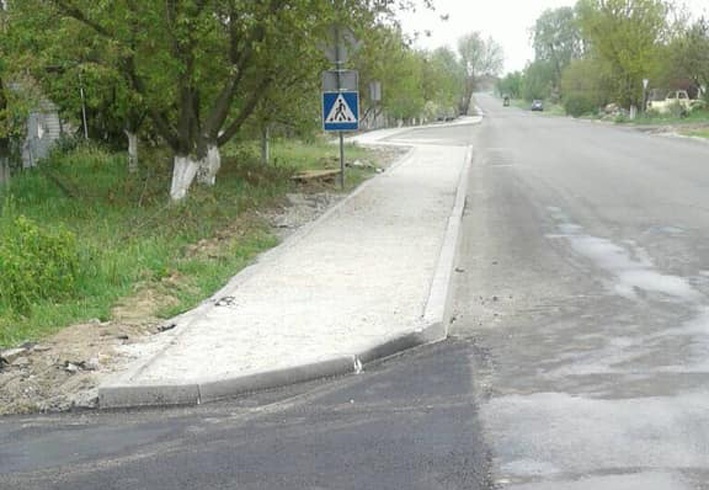 Спочатку на вулиці Борисівське поле зробили бордюри без жодного заниження 