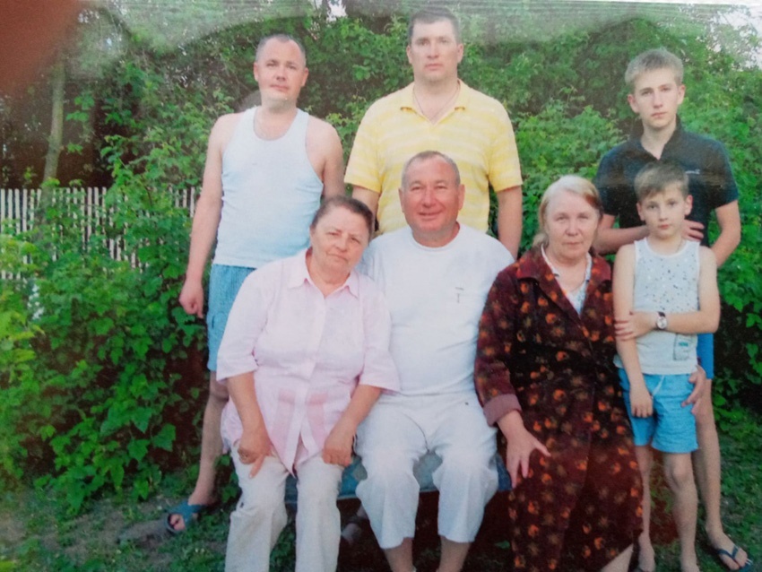 У батьківському дворі на Вінниччині з братовою родиною 