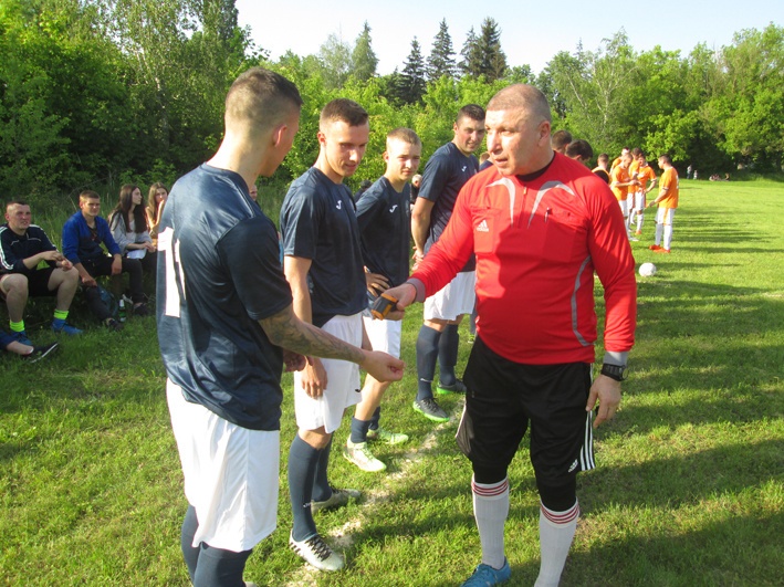 Арбітр матчу в Гайшині Мехман Дола замірює температуру гравців перед грою. Такі карантинні вимоги в нинішньому чемпіонаті. Заборонені також традиційні передматчеві рукостискання гравців команд