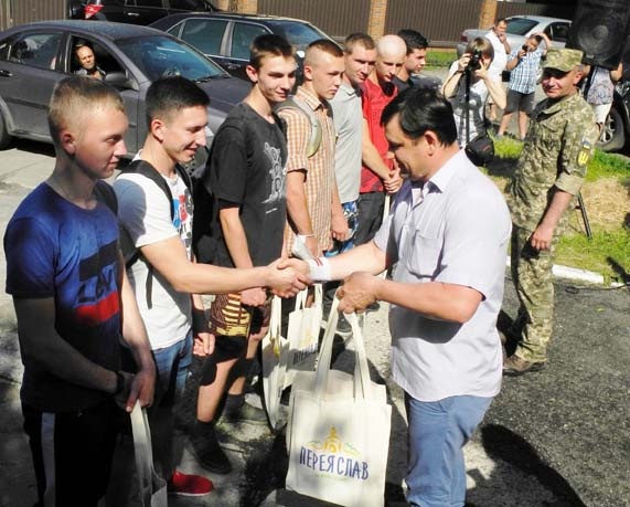 Сувеніри на згадку про Переяслав вручає міський голова 