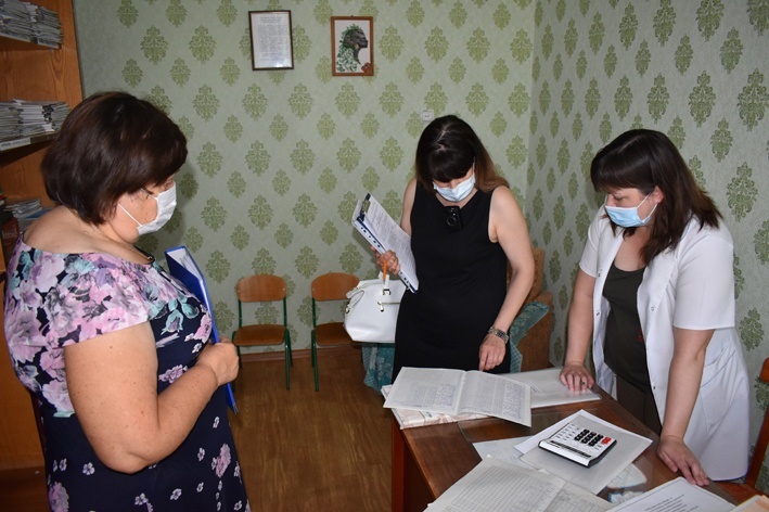 Олена Вовк із Ніною Миколаєнко та медсестрою садочка Тетяною Щоголєвою