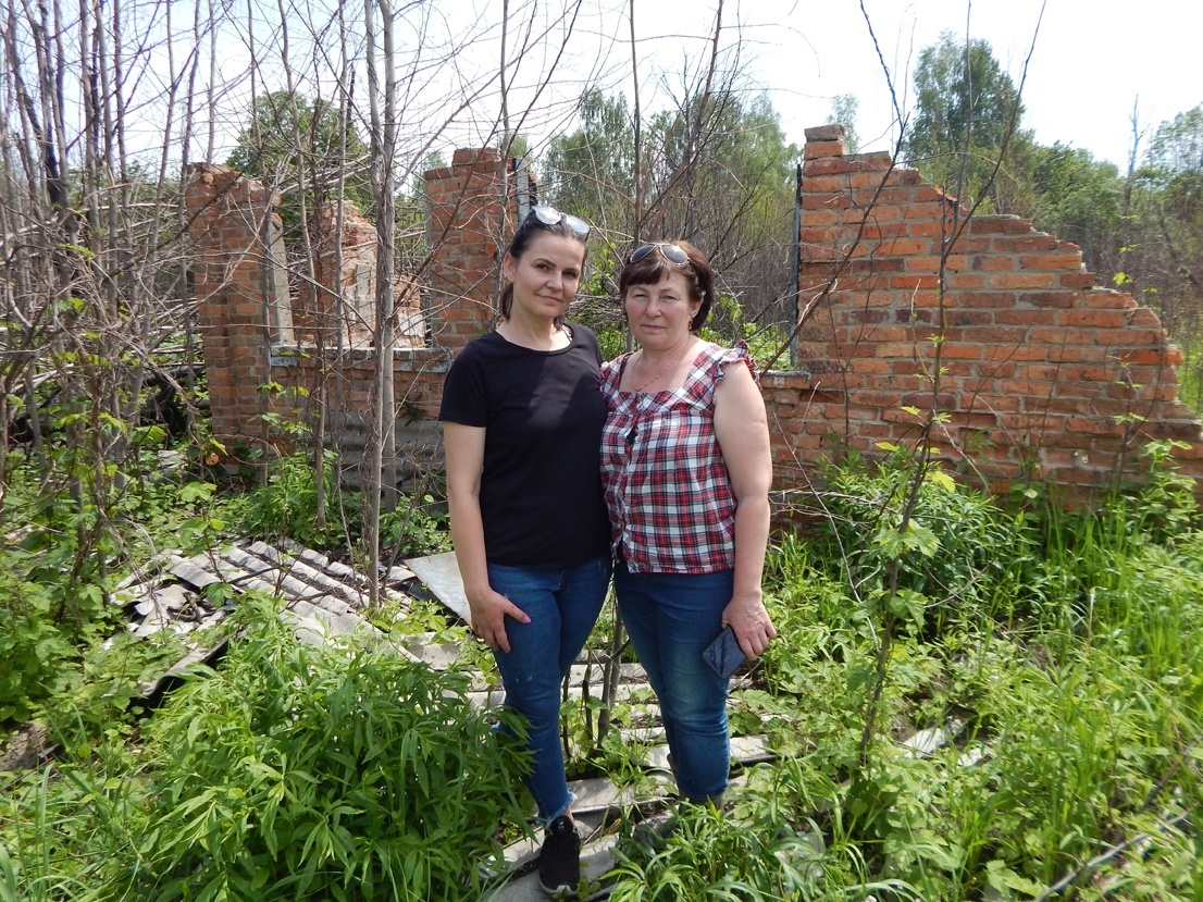 Вікторія Гаркуша і Галина Зевіна біля руїн свого будинку у Буда-Варовичах
