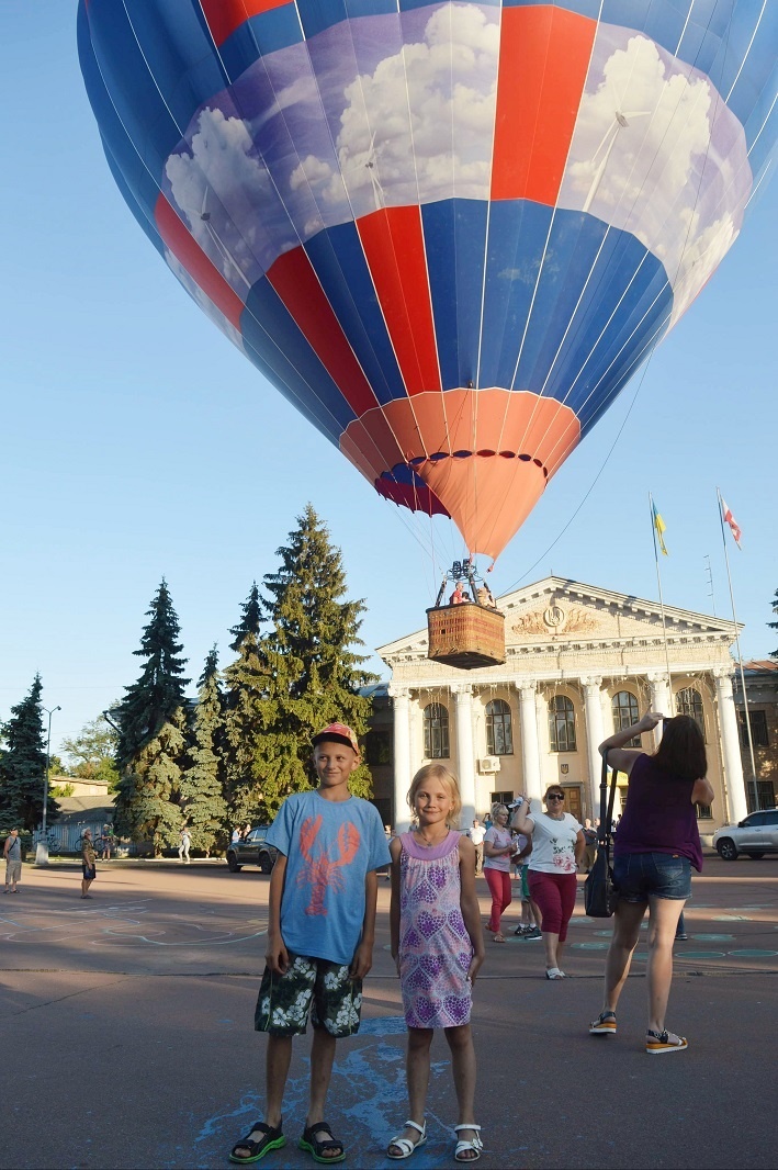 Саша і Вероніка Небався спостерігають за стартом повітряних куль