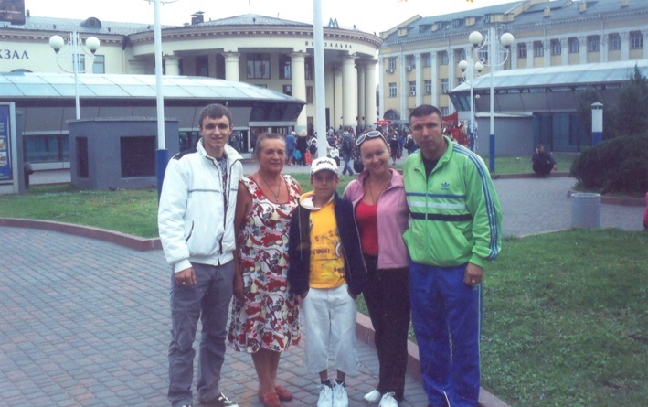 Мехман Дола (праворуч) із дружиною, синами та тещею
