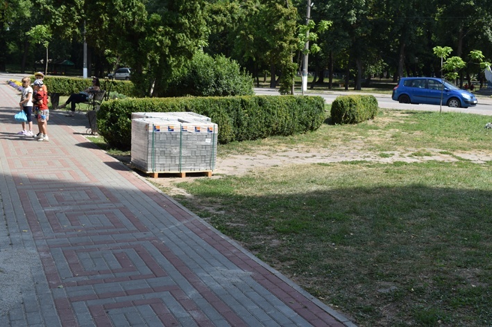Праворуч у кадрі – доріжка, викладена камінням