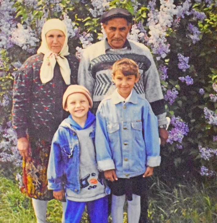 Подружжя Ольга та Григорій Кузьменки із внуками