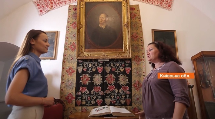 Тетяна Радіоненко (праворуч), завідувачка музею Сковороди, із журналісткою ICTV