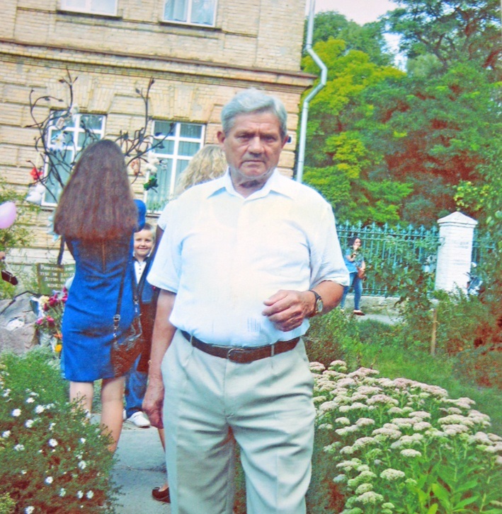 Анатолій Якович був серйозним учителем. Ніколи не кричав, а виховував бесідами