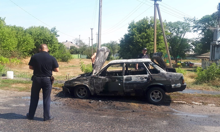 У автомобілі згоріли всі документи власника