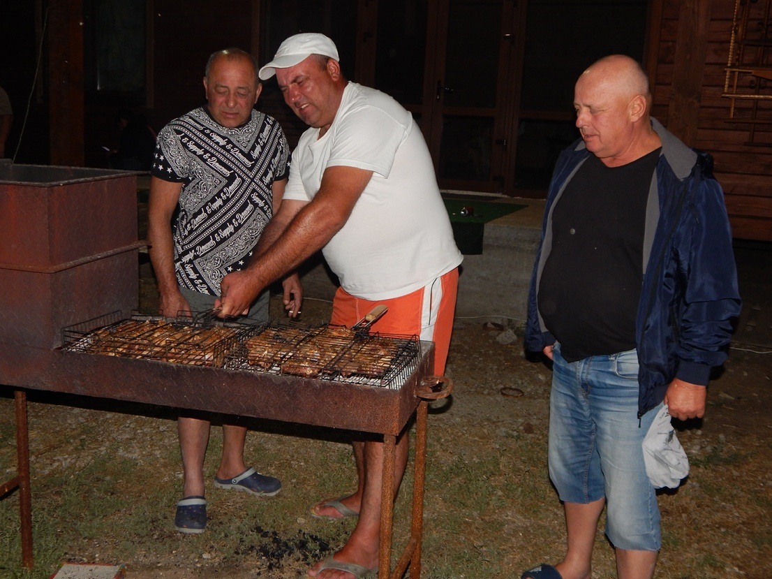 Олександр Градинар (в центрі) любить пригощати гостей шашликом із баранини