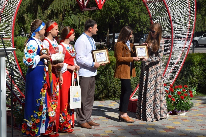 Ганна Крисюк вручає дипломи, що підтверджують   рекорд