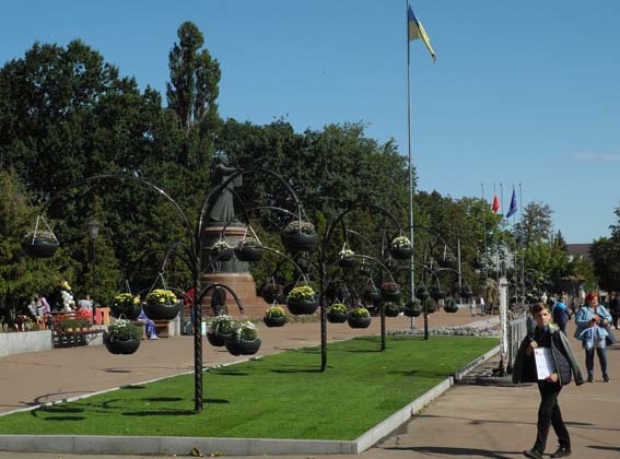Клумби оновили невпізнанно