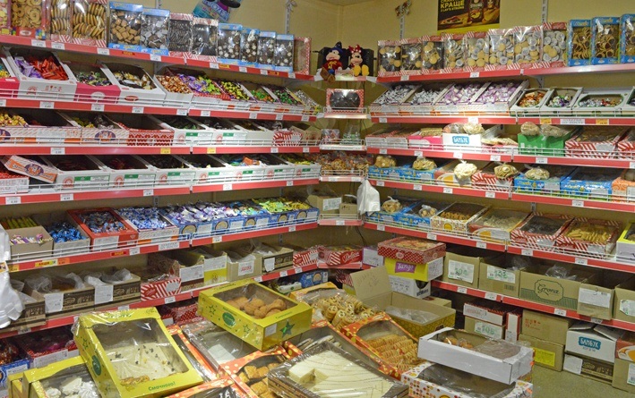 У магазині є цукерки на вагу і в коробках,  багато видів печива