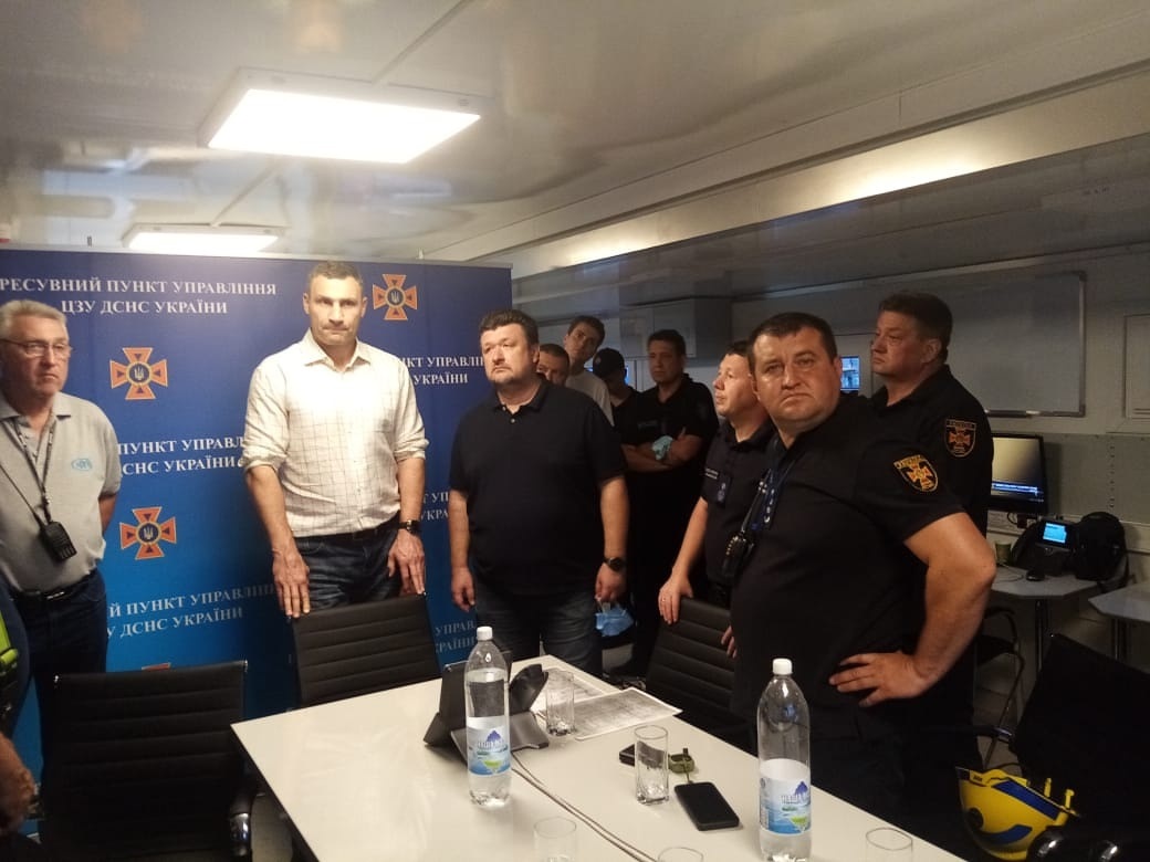 У штабі пересувного пункту зв’язку під час ліквідації масштабної пожежі на Харківщині