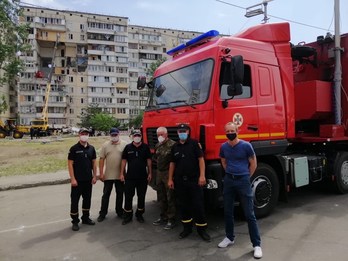Особовий склад центру після вибуху житлового багатоповерхового будинку на Позняках в Києві влітку цього року
