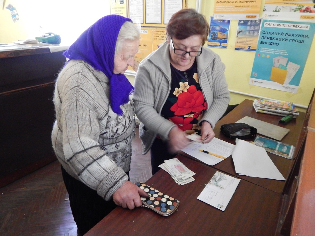 Лідія Бездольна (ліворуч): "Газети і пенсію хочу отримувати вчасно" 