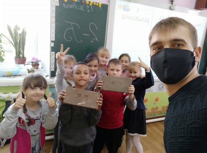 "Ми принесли цеглу для Миколи Миколайовича!"