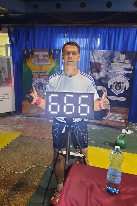 Юрій Голота переміг, здійснивши 666 підйомів у вправі «марафон-ривок»